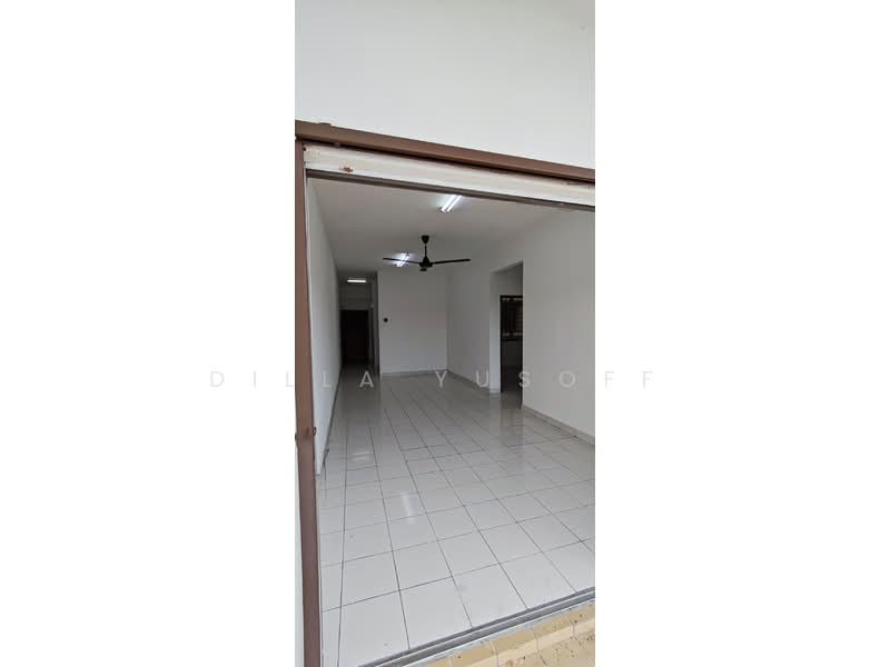 Pangsapuri untuk Disewa di Kelompok Rajawali Apartment - DILLA YUSOFF - Living Room - PropertyGuru.com.my