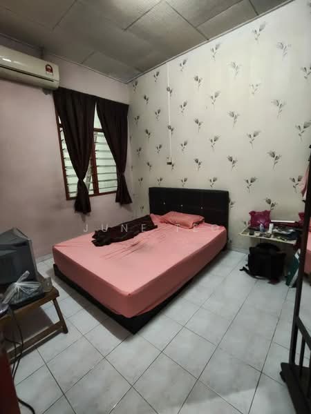 Rumah Teres 1 Tingkat untuk Dijual di Taman Ungku Tun Aminah (Skudai) - June Teo - Bedroom - PropertyGuru.com.my