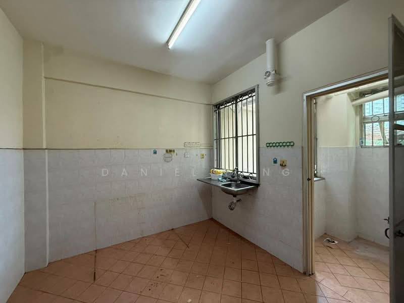 Apartment for Sale at Lake View Suites - Daniel Yong - Kitchen - PropertyGuru.com.my