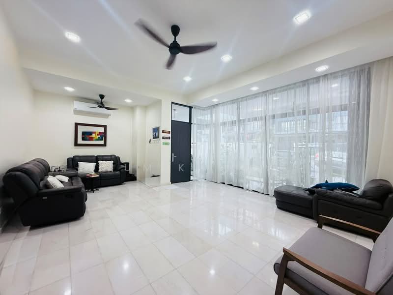 Rumah Teres 3 Tingkat untuk Dijual di Taman Juara Jaya (Cheras) - Yumiko Kew - Living Room - PropertyGuru.com.my