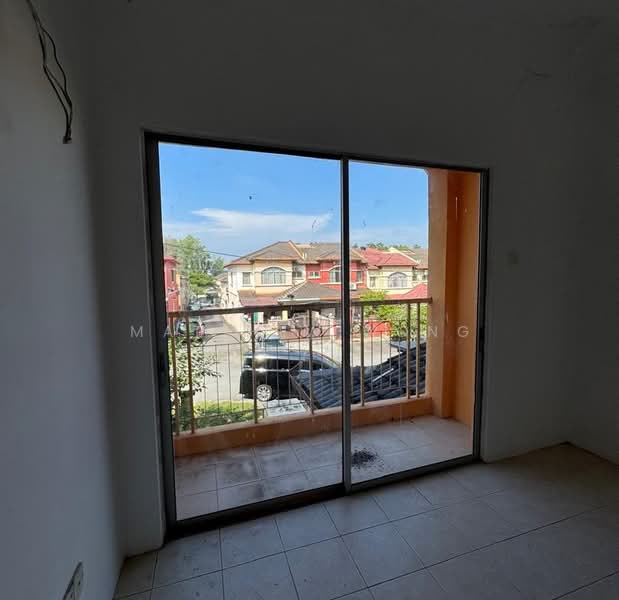 2.5-storey Terraced House for Sale in Taman Puncak Jalil (Seri Kembangan) - Matthew Wong - Balcony - PropertyGuru.com.my