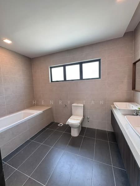 Rumah Teres 3 Tingkat untuk Dijual di Seksyen U10 (Shah Alam) - Henry Tan - Bathroom - PropertyGuru.com.my