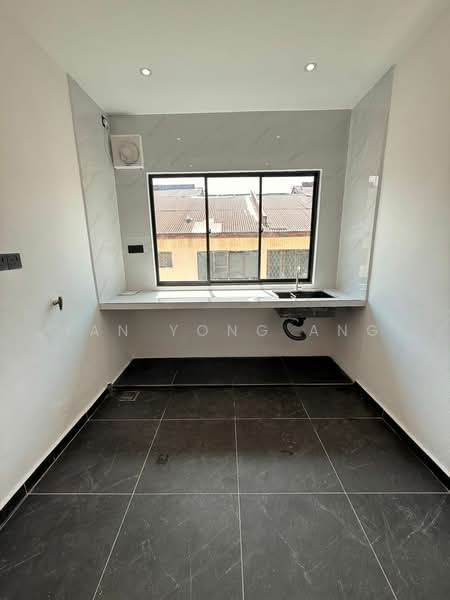 Rumah Flat untuk Dijual di Flat Taman Ungku Tun Aminah - Han Yong Ang - Kitchen - PropertyGuru.com.my