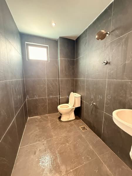 Rumah Flat untuk Dijual di Flat Taman Ungku Tun Aminah - Han Yong Ang - Bathroom - PropertyGuru.com.my
