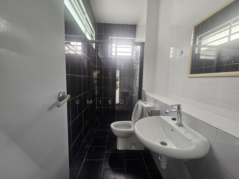 Semi-Detached House for Sale in Taman Saujana Suria (Kajang) - Yumiko Kew - Bathroom - PropertyGuru.com.my
