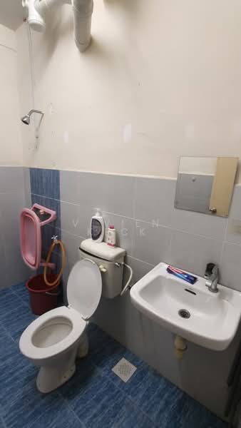 Pangsapuri untuk Dijual di Indah Court Apartment - Vivien Keck - Bathroom - PropertyGuru.com.my