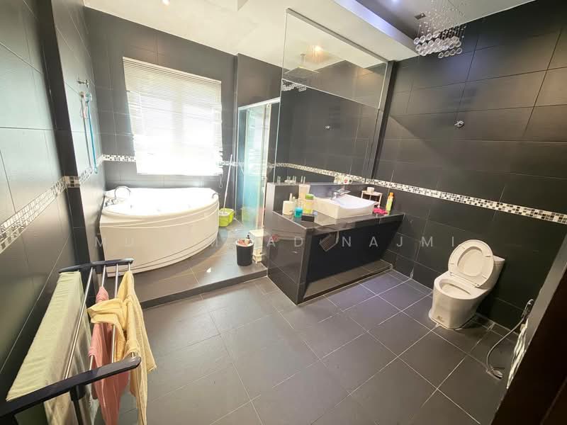 Rumah Banglo untuk Dijual di Bandar Chukai (Cukai) - Muhammad Najmi - Bathroom - PropertyGuru.com.my