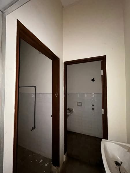 Kedai / Pejabat untuk Disewa di Johor Bahru (Johor) - Steve Tey - Bathroom - PropertyGuru.com.my