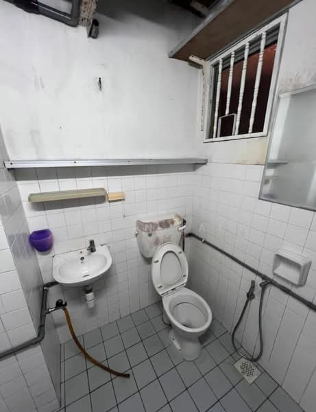 Pangsapuri untuk Dijual di Taman Desa Batu Caves - John Lai - Bathroom - PropertyGuru.com.my