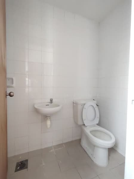 Kondominium untuk Disewa di 78 LAD - Shermaine Foong - Maid's Bathroom - PropertyGuru.com.my