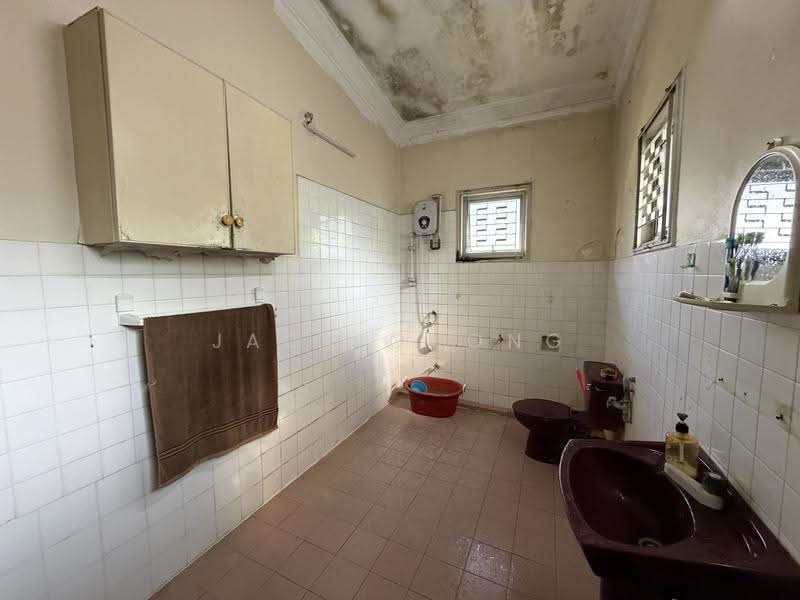 Bungalow House for Sale in Seksyen 11 (Petaling Jaya) - Jack Chong - Bathroom - PropertyGuru.com.my