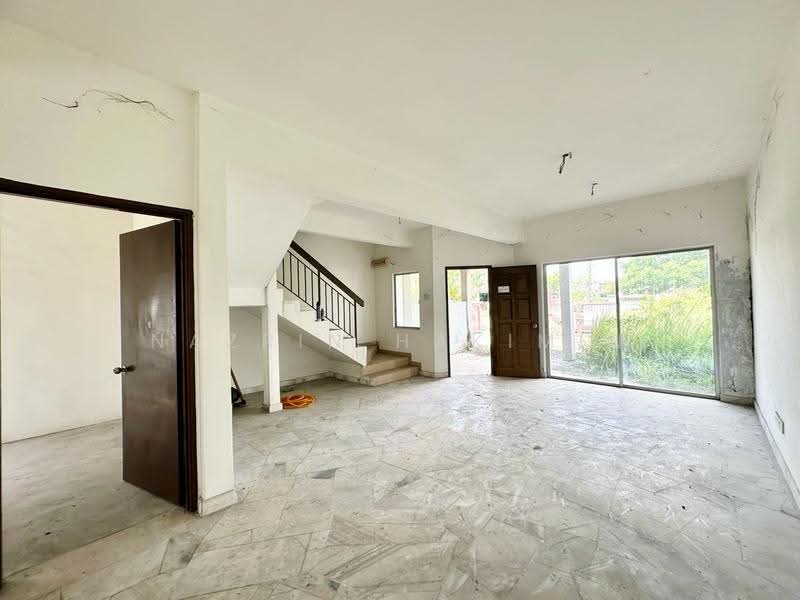 Rumah Teres 2-Tingkat untuk Dijual di Alam Perdana (Puncak Alam) - Nazrin Hakimin - Living Room - PropertyGuru.com.my