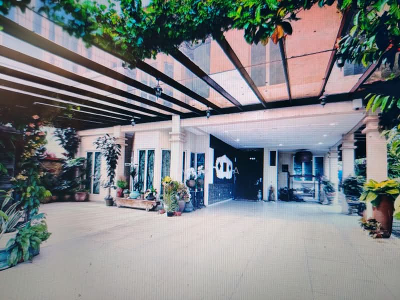 Semi-Detached House for Sale in Kelana Jaya (Petaling Jaya) - Lina A - Entrance covered porch area - PropertyGuru.com.my