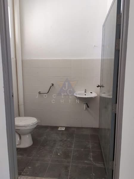 Shop for Rent in Kuantan (Pahang) - Joceline Chin - Bathroom - PropertyGuru.com.my