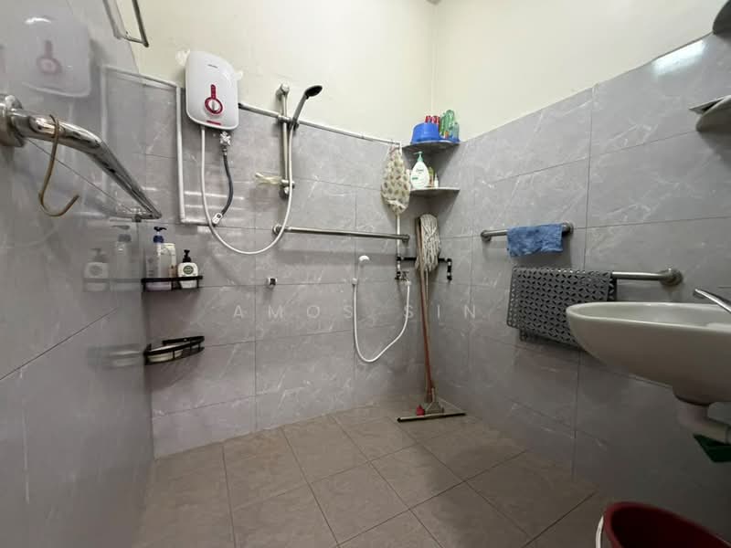 Semi-Detached House for Sale in Island Park (Jelutong) - Amos Sin - Bathroom - PropertyGuru.com.my