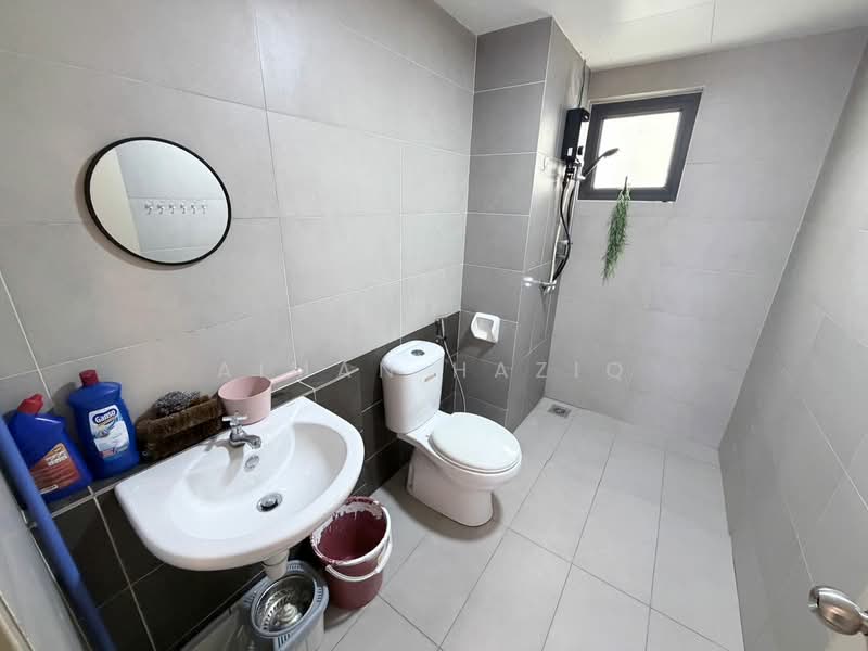 Servis Apartment untuk Disewa di Suria Residence - Aiman Haziq - Bathroom - PropertyGuru.com.my