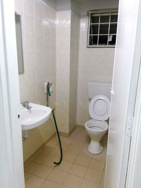 Pangsapuri untuk Dijual di Sanjung Apartment - Kent Yeo - Bathroom - PropertyGuru.com.my