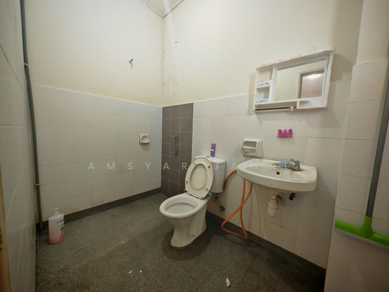 2-storey Terraced House for Sale in Bandar Putera 2 (Klang) - Amsyar Jamil - Bathroom - PropertyGuru.com.my