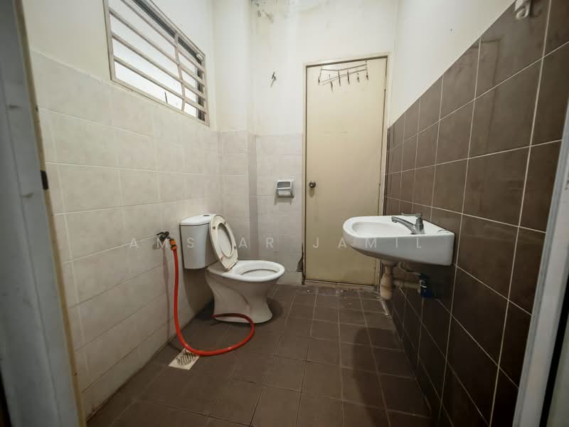 2-storey Terraced House for Sale in Bandar Putera 2 (Klang) - Amsyar Jamil - Bathroom - PropertyGuru.com.my