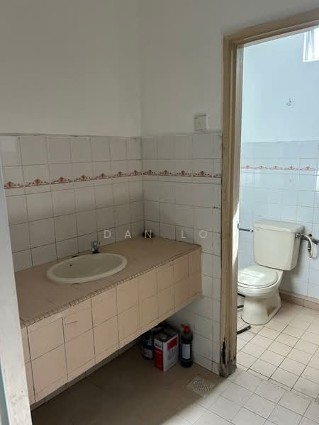 Pejabat untuk Disewa di Seksyen 5 Wangsa Maju (Wangsa Maju) - Dan Lo - Bathroom - PropertyGuru.com.my
