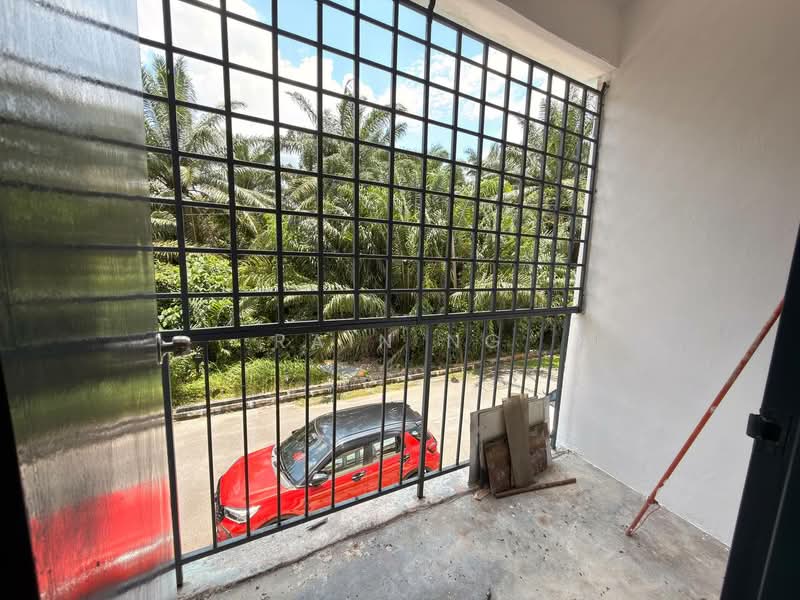 Rumah Flat untuk Dijual di Taman Pontian Utama - Rain Ng - Balcony - PropertyGuru.com.my