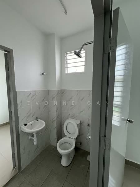 Rumah Teres untuk Disewa di Taman Bakti YNS (Labu) - Evonne Gan - Bathroom - PropertyGuru.com.my