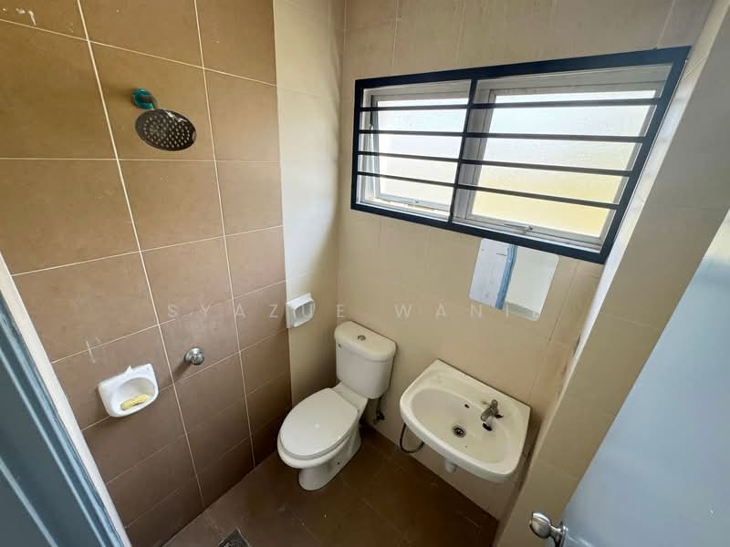 Semi-Detached House for Sale in Bandar Saujana Putra (Tanjong Duabelas) - Syazue Wanie - Bathroom - PropertyGuru.com.my