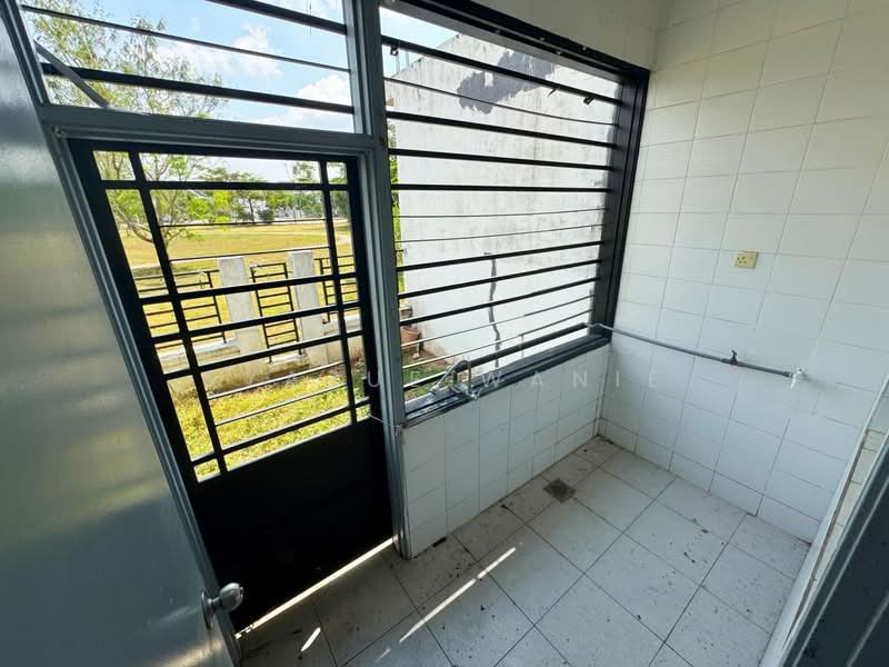 Semi-Detached House for Sale in Bandar Saujana Putra (Tanjong Duabelas) - Syazue Wanie - Balcony - PropertyGuru.com.my