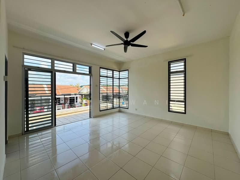 Semi-Detached House for Sale in Bandar Saujana Putra (Tanjong Duabelas) - Syazue Wanie - Living Room - PropertyGuru.com.my
