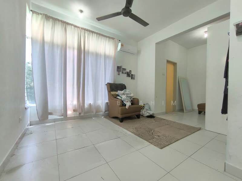 Rumah Teres 2 Tingkat untuk Dijual di Taman Pelangi Semenyih 2 (Semenyih) - Azli Ibrahim - Living Room - PropertyGuru.com.my