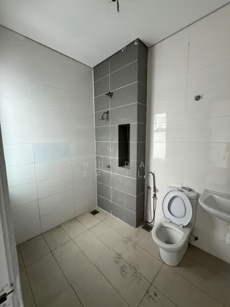 Semi-Detached House for Sale in Bandar Bukit Raja (Klang) - Mohd Daim Jamil - Bathroom - PropertyGuru.com.my