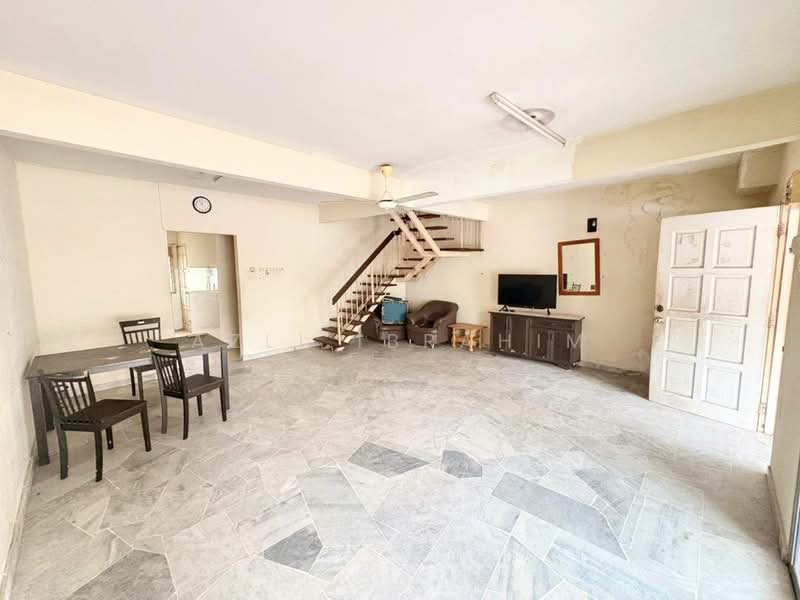 2-storey Terraced House for Sale in Taman TTDI Jaya (Shah Alam) - Azli Ibrahim - Living Room - PropertyGuru.com.my