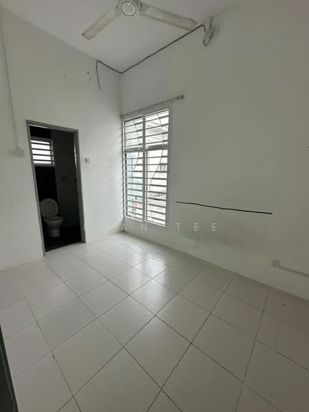 Semi-Detached House for Rent in Bandar Saujana Putra (Tanjong Duabelas) - Ryan Tee - Bathroom - PropertyGuru.com.my