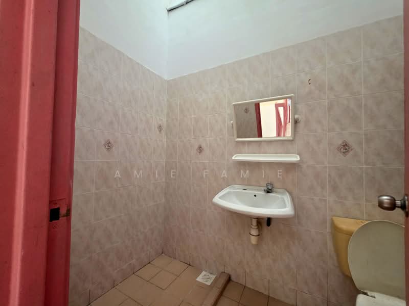 2-storey Terraced House for Sale in Taman Kajang Mewah (Kajang) - Amie Famie - Bathroom - PropertyGuru.com.my