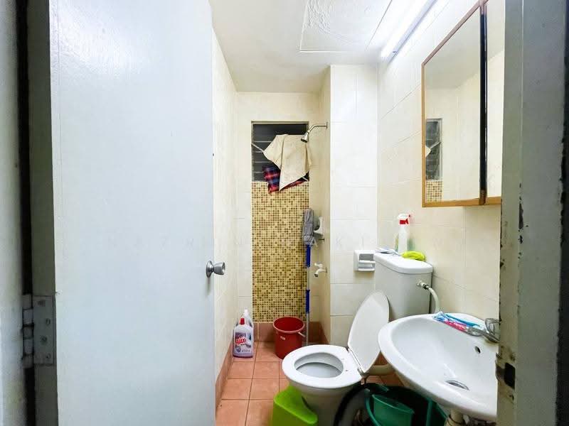 Apartment for Sale at Lumayan Apartment (Bdr Tasik Permaisuri) - Nazrin Hakimin - Bathroom - PropertyGuru.com.my