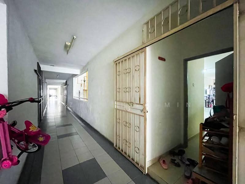 Apartment for Sale at Lumayan Apartment (Bdr Tasik Permaisuri) - Nazrin Hakimin - Corridor - PropertyGuru.com.my
