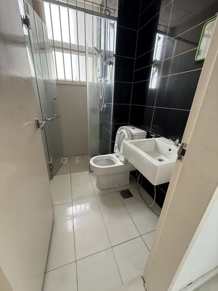 Servis Apartment untuk Dijual di Skypod Residence - Joey Wong - Bathroom - PropertyGuru.com.my