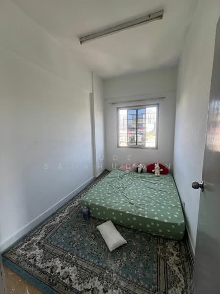 Rumah Flat untuk Dijual di Permai Court 2 - Mudz Salahuddin - Bedroom - PropertyGuru.com.my