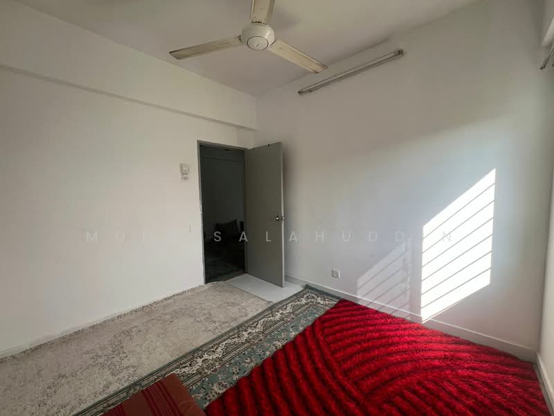 Rumah Flat untuk Dijual di Permai Court 2 - Mudz Salahuddin - Bedroom - PropertyGuru.com.my