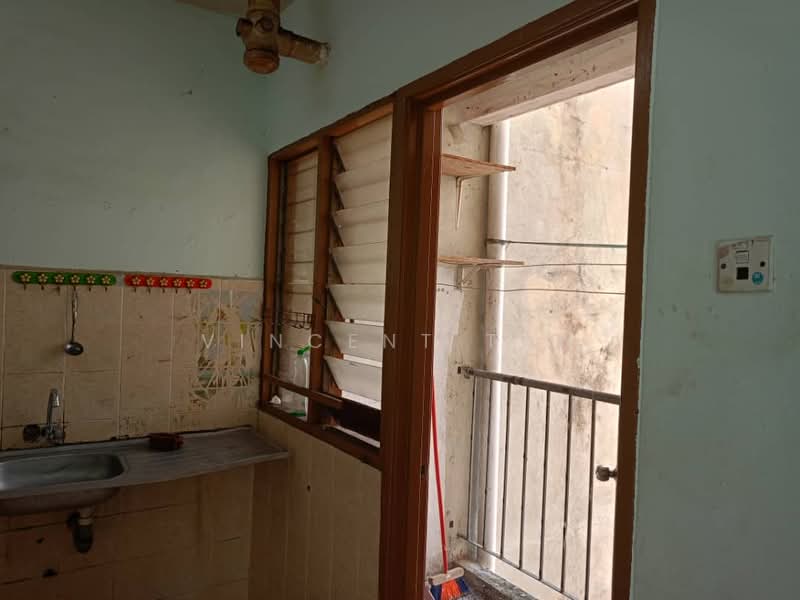 Rumah Flat untuk Disewa di Azalea Court - Vincent Tan - Kitchen - PropertyGuru.com.my