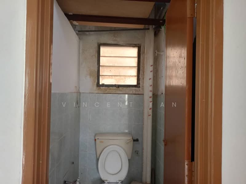 Rumah Flat untuk Disewa di Azalea Court - Vincent Tan - Bathroom - PropertyGuru.com.my
