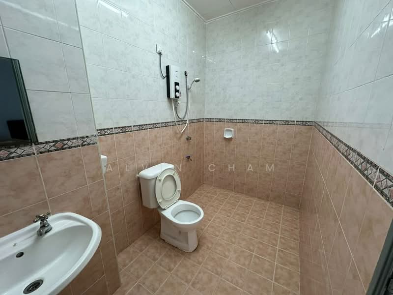 Rumah Teres 2 Tingkat untuk Disewa di Bandar Baru Permas Jaya (Permas Jaya) - Alvin Cham - Bathroom - PropertyGuru.com.my