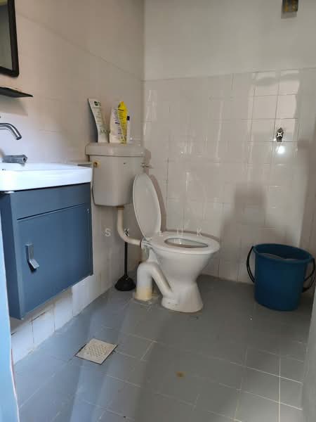 Pangsapuri untuk Dijual di Rajawali Apartment - SK Luk - Bathroom - PropertyGuru.com.my