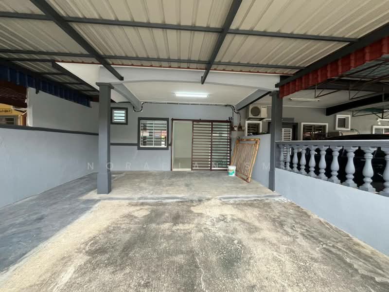 Rumah Teres 1 Tingkat untuk Dijual di Taman Nusari Bayu (Bandar Sri Sendayan) - Norafian SMH - Car Park - PropertyGuru.com.my