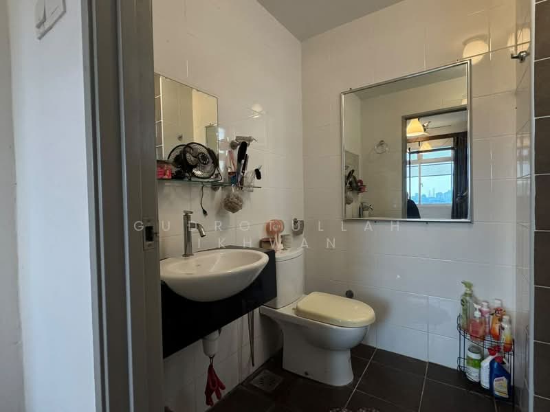 Kondominium untuk Disewa di Dwiputra Residences - Gudrotullah Ikhwan - Bathroom - PropertyGuru.com.my