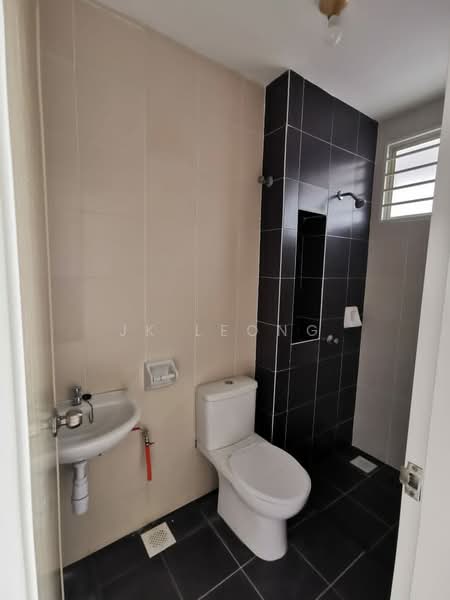 Rumah Berkembar untuk Dijual di Bandar Seri Coalfields (Sungai Buloh) - JK Leong - Bathroom - PropertyGuru.com.my