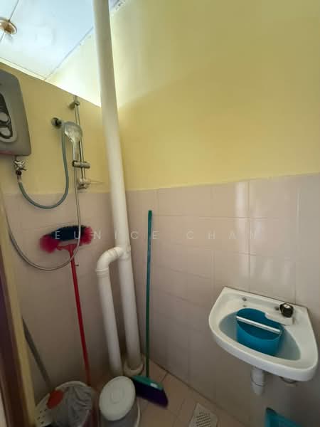 Rumah Flat untuk Disewa di Pandan Ria (Block C) - Eunice Chan - Bathroom - PropertyGuru.com.my