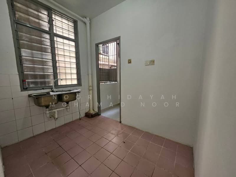 Apartment for Sale at Siantan Apartment - Noor Hidayah Mohamad Noor - Kitchen - PropertyGuru.com.my
