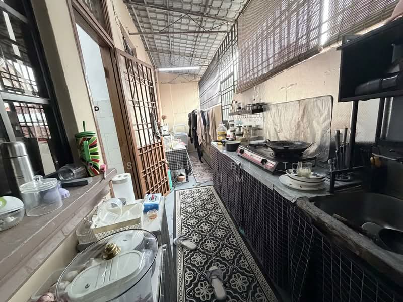 1.5-storey Terraced House for Sale in Taman Pelangi Indah (Ulu Tiram) - Roslina Binti Kassim - Kitchen - PropertyGuru.com.my