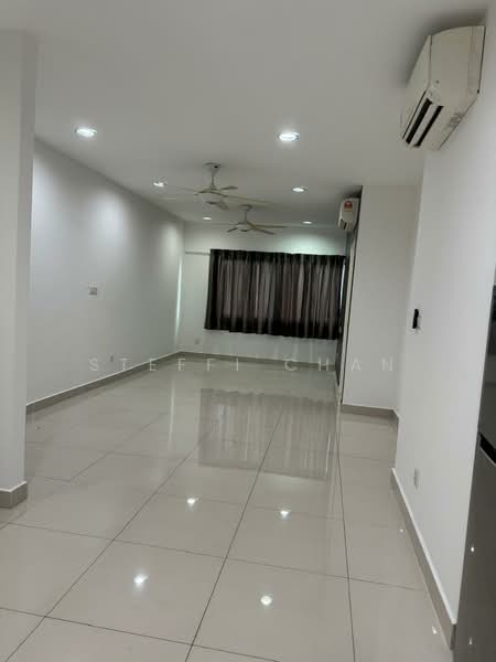Servis Apartment untuk Dijual di Hedgeford 10 Residences - Steffi Chan - Living Room - PropertyGuru.com.my